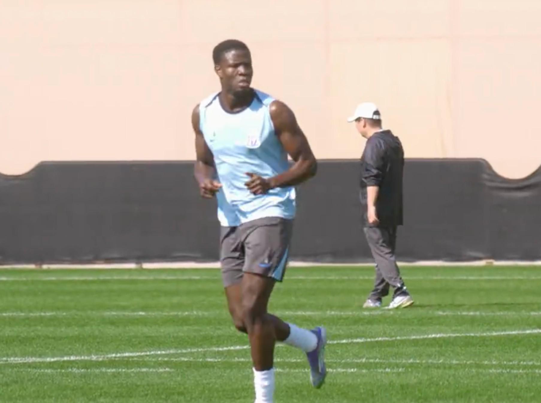 开云-记者：申花队员对盖伊的印象就是“壮”，在身前就是一堵墙